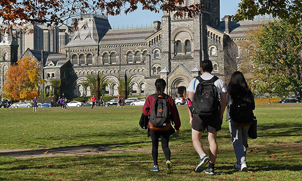 An image of a group of school kids walking around the outside area of campus